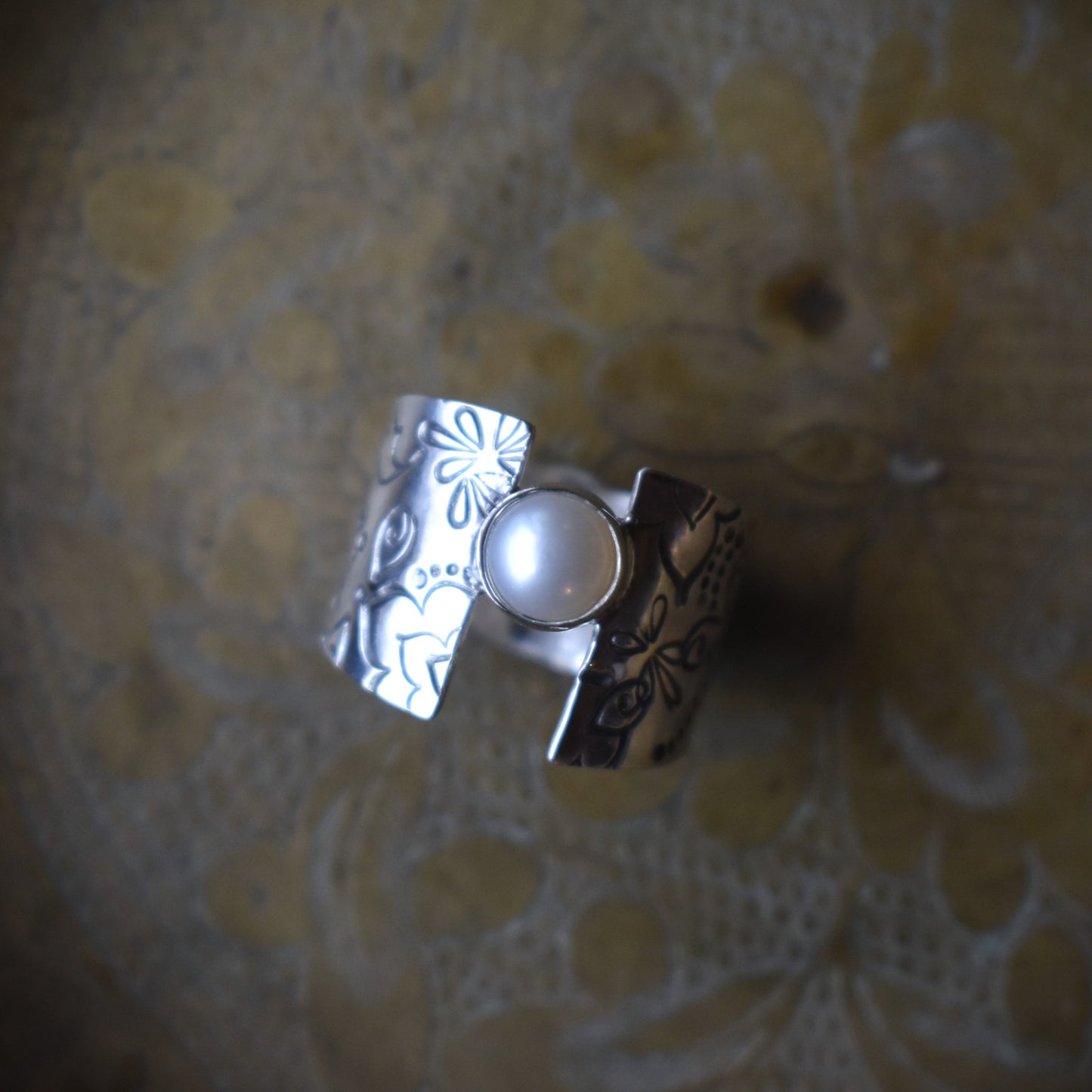 Freshwater Pearl Stamped Wide Band Ring - size 9.5