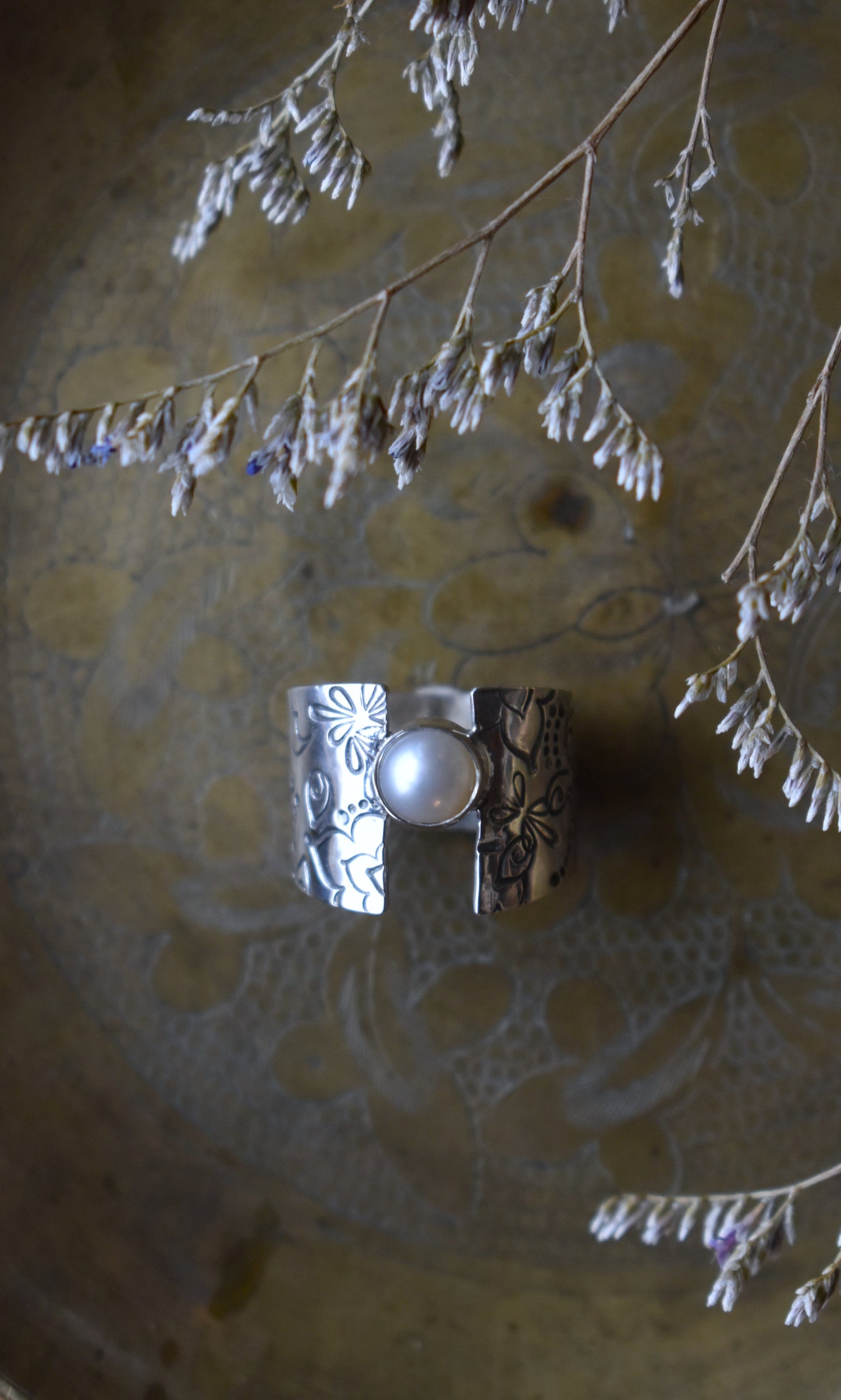 Freshwater Pearl Stamped Wide Band Ring - size 9.5