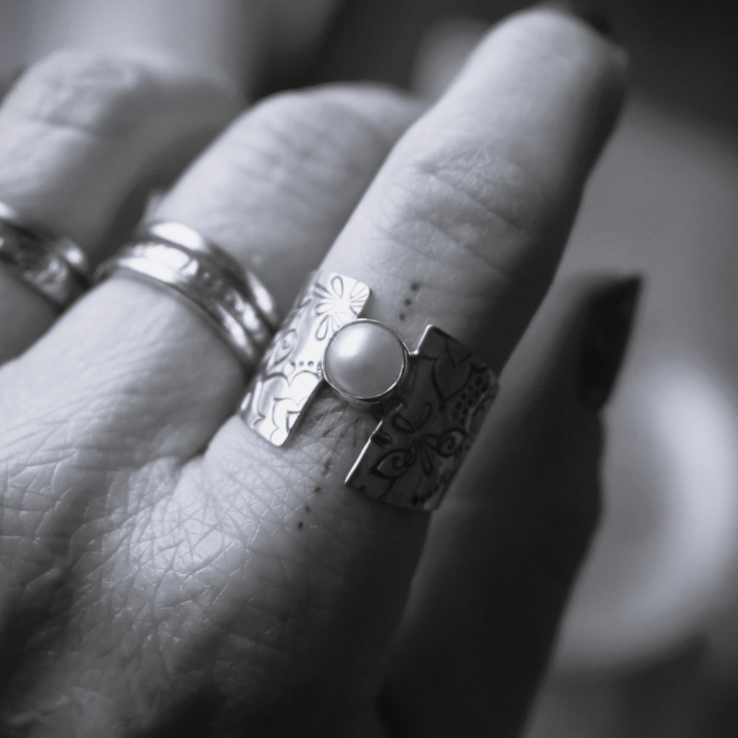 Freshwater Pearl Stamped Wide Band Ring - size 9.5